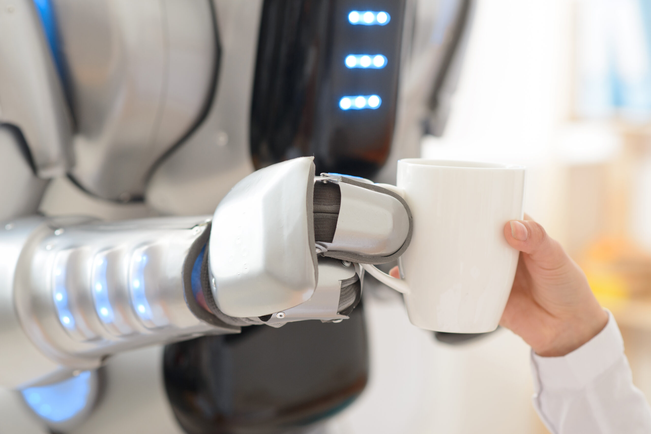 Digitaler Wandel - Ein Roboter übergibt einem Menschen eine Tasse Kaffee